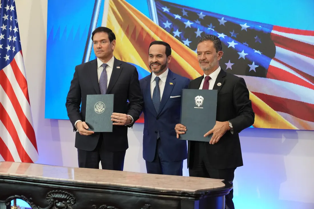 Marco Rubio e autoridades colombianas exibem acordos assinados
