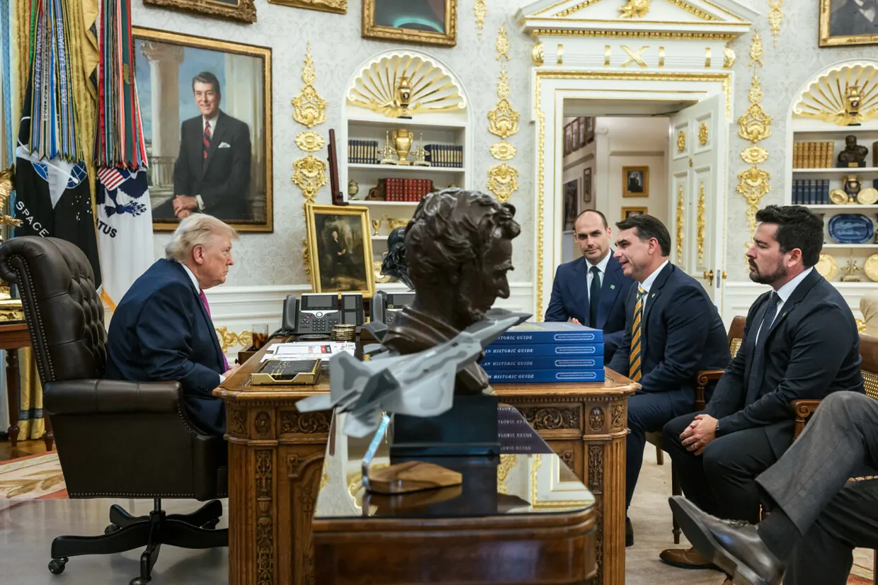 Trump sentado à mesa do Salão Oval conversa com três brasileiros sentados à sua frente