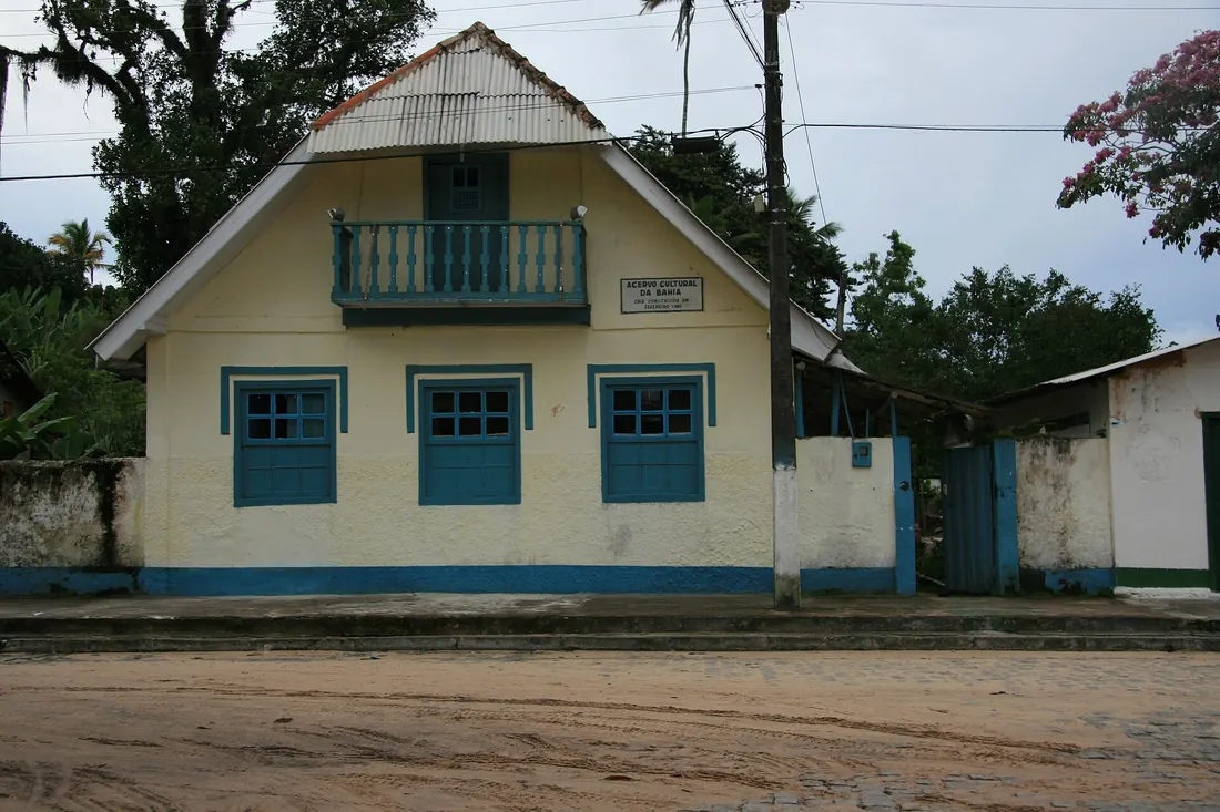 Casa antiga de dois andares na Barra de Caravelas